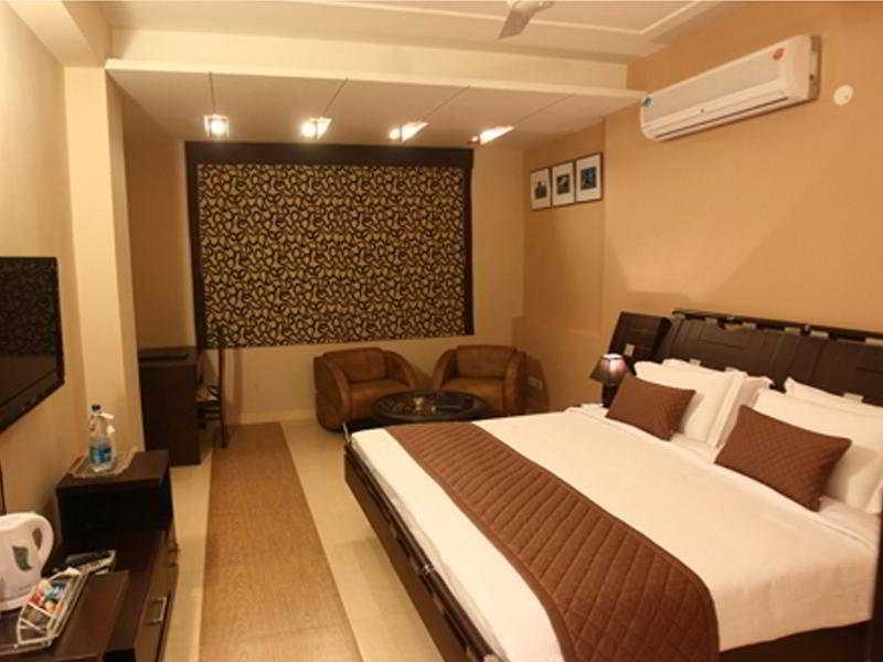 Emblem Hotel Sector 14 Gurgaon Kamer foto