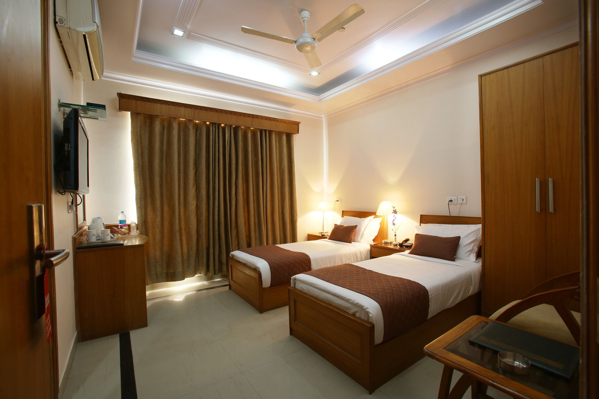 Emblem Hotel Sector 14 Gurgaon Buitenkant foto